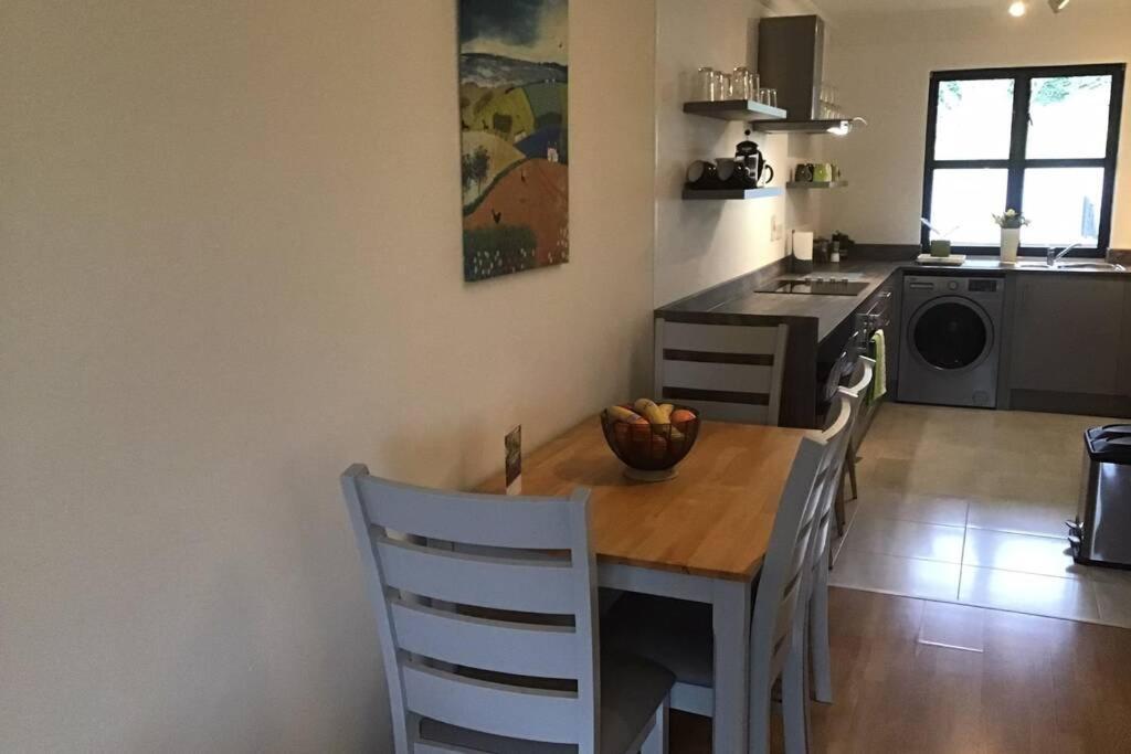 Waterfront Apartment Completely Refurbished Westport Exterior foto